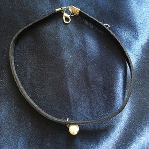 URBAN OUTFITTERS Choker w/ Pearl